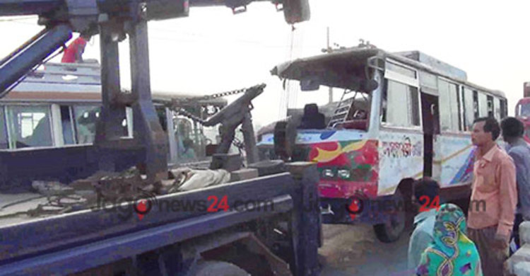 গাজীপুরে বাস-ট্রাক সংঘর্ষে নিহত ৩ 