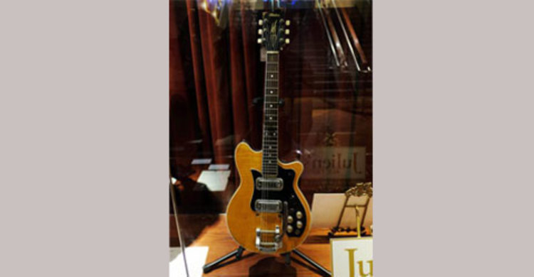 নিলামে জর্জ হ্যারিসনের গিটার 