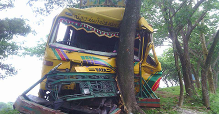 ট্রাক-প্রাইভেটকার মুখোমুখি সংঘর্ষে চালক নিহত