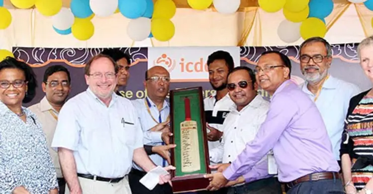 আইসিডিডিআরবি-কে ক্রিকেটারদের ব্যাট প্রদান