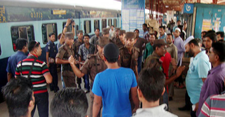 ট্রেন থেকে যাত্রীদের সব ব্যাগ নিয়ে গেল বিজিবি