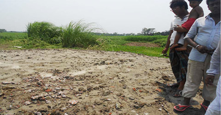 মুক্তিযোদ্ধার কবর গুড়িয়ে দিলেন সন্ত্রাসীরা