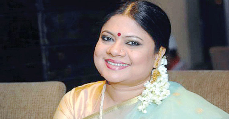 ভক্তদের সেলফি বিড়ম্বনায় কনকচাঁপা