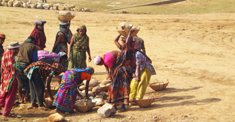 পুরুষের চেয়ে পরিশ্রম বেশী, মজুরি জোটে অর্ধেক