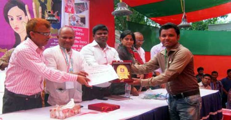 বালিকা ও যুবনারী সম্মেলনে সাংবাদিকদের সম্মাননা