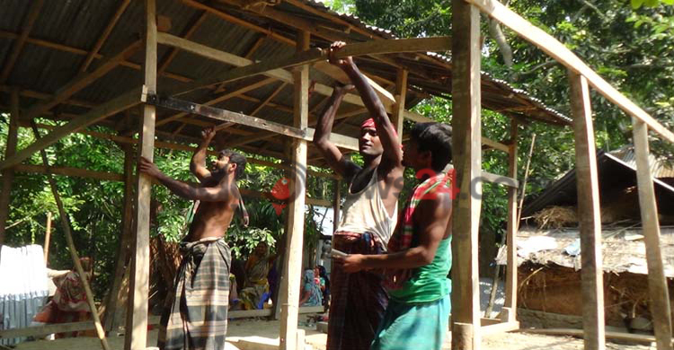 কিস্তির টাকার জন্য ভেঙে নেয়া ঘর ফিরিয়ে দিল প্রশাসন