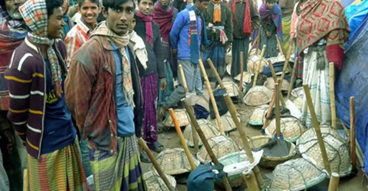 ঢাকা ছেড়ে যাচ্ছেন স্বল্প আয়ের মানুষ