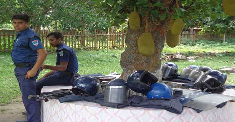 ৩ দিন ধরে এমডি অবরুদ্ধ : মোচিকে অতিরিক্ত পুলিশ মোতায়েন 