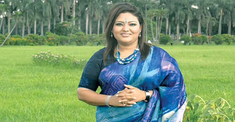 ছাড়া পেয়ে দেশে ফিরলেন মমতাজ 