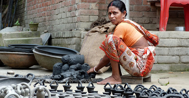 বৈশাখী মেলা ঘিরে ব্যস্ত ঠাকুরগাঁওয়ের মৃৎ শিল্পীরা
