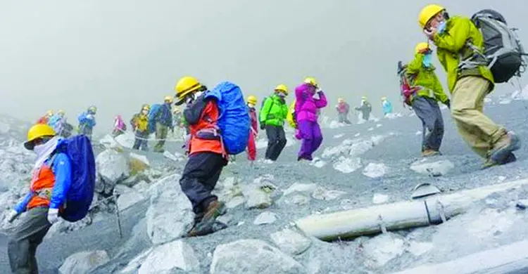 ১৮ পর্বতারোহীর মৃত্যু, আটকে আছেন আট শতাধিক  