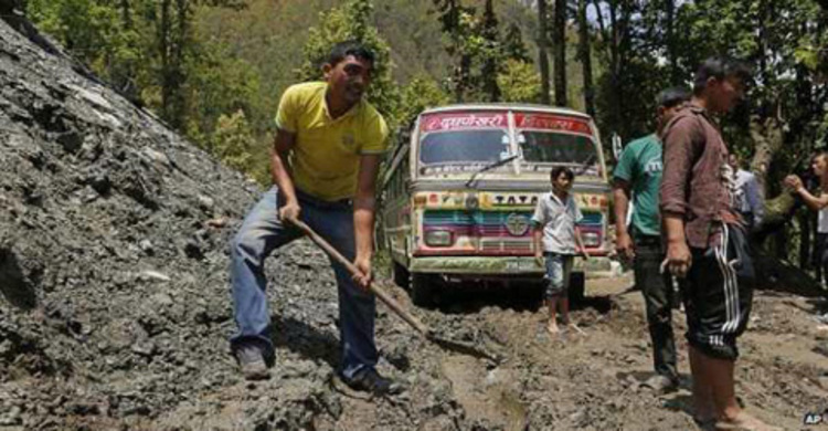 ভয়-আতঙ্কে ঘুরে দাঁড়ানোর চেষ্টা নেপালিদের 