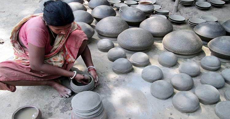 ব্যস্ত সময় পার করছে নড়াইলের কুমারেরা 