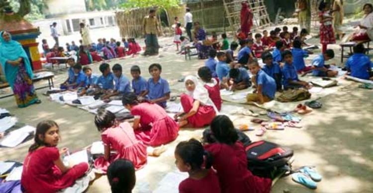 নড়াইলের রতডাঙ্গা স্কুলে চলছে খোলা আকাশের নিচে পাঠদান