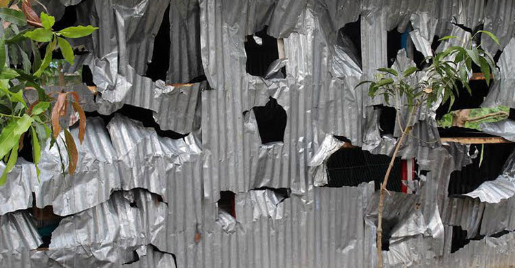 মাদক ব্যবসায়ীদের আস্তানা গুড়িয়ে দিল এলাকাবাসী