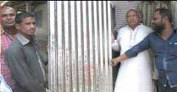 নেত্রকোণায় বন্যায় ক্ষতিগ্রস্থদের মাঝে টিন বিতরণ