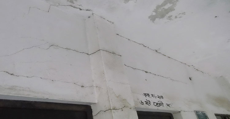 নড়াইলে ঝুকিপূর্ণ ভবনে চলছে পাঠদান 