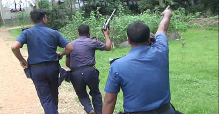 আসামি ধরতে গিয়ে পুলিশের গুলি, আহত ৫