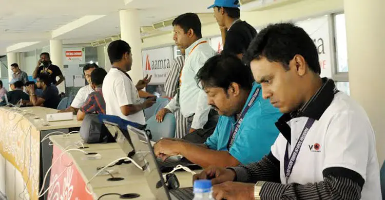 ব্যস্ত প্রেস বক্সের সাংবাদিকরা