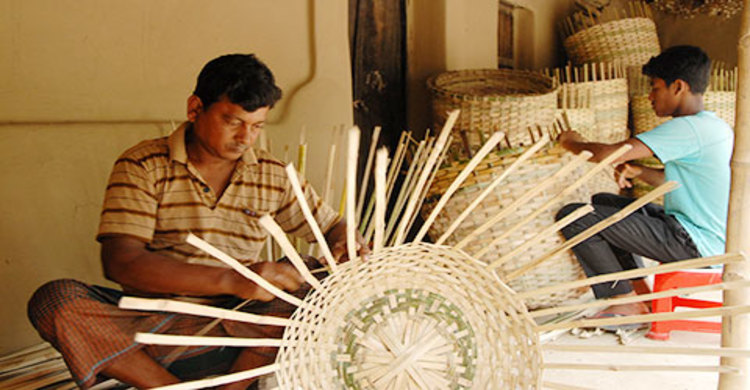 ঝুড়ি তৈরিতে ব্যস্ত রঘুরামপুরের কারিগররা