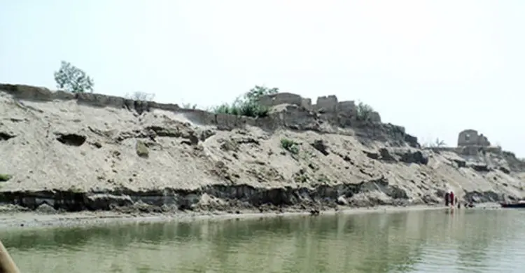 পদ্মার গর্ভে বিলীনের অপেক্ষায় ১৫ গ্রাম 
