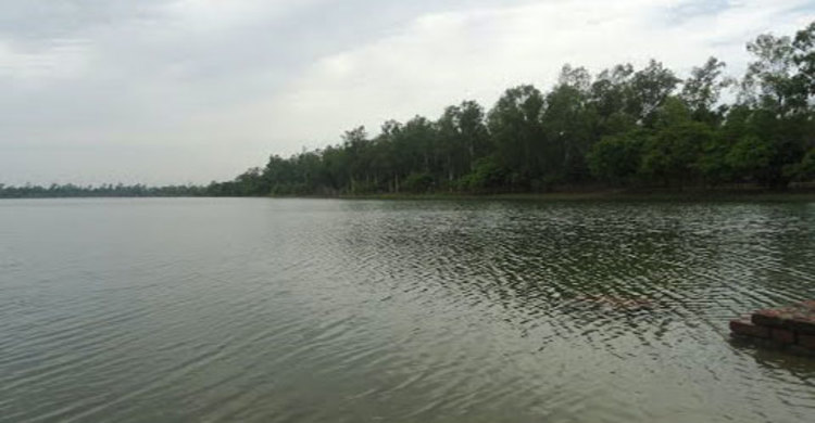 রামসাগর দীঘির মাছ ধরে আ.লীগ নেতাদের পিকনিক!