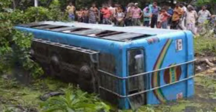 রংপুরে বাস খাদে, নিহত ৩