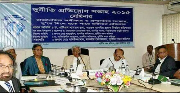 প্রশাসনিক কর্মকর্তারা আশঙ্কাজনকভাবে রাজনীতিতে জড়াচ্ছেন