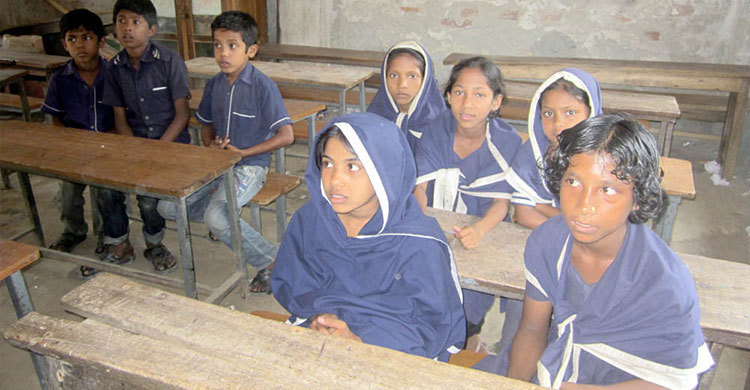 বিদেশি নাগরিক হিসেবে নাশকতার আশঙ্কায় এলাকাবাসী