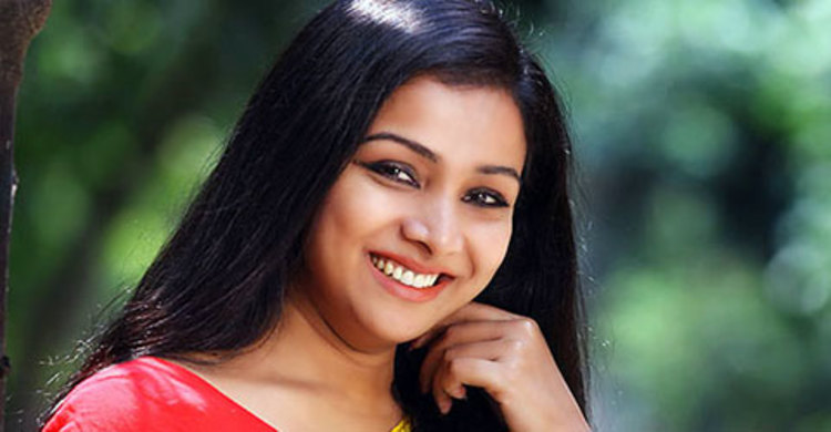 ভূমিকম্পে পা ভেঙেছে রুনা খানের