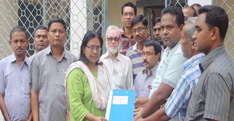 পৌর কর্মচারীর চাকুরি জাতীয়করণের দাবিতে স্মারকলিপি