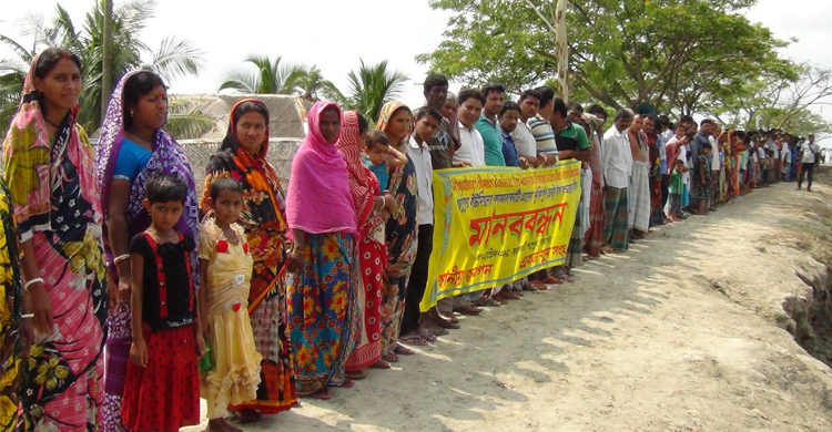 সাতক্ষীরায় বেড়িবাঁধ সংস্কারের দাবিতে মানববন্ধন 