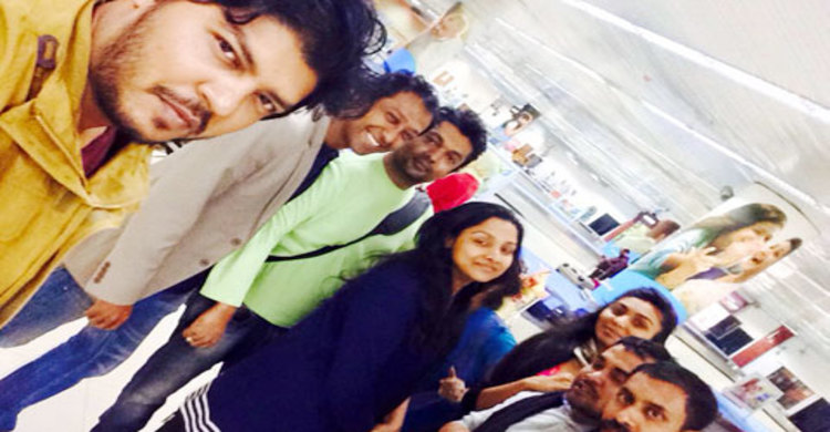 নেপাল থেকে দেশে ফিরলেন আটকে থাকা তারকারা