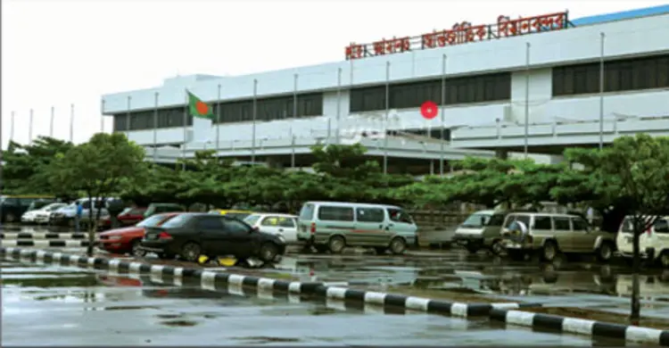 শাহ আমানতে ৪টি স্বর্ণের বারসহ আটক ১