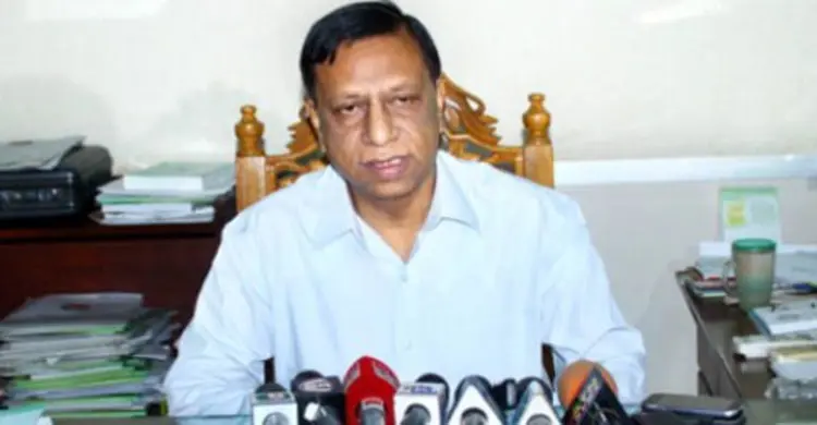 কমিশনার শাহ নেওয়াজকে লক্ষ্য করে জুতা নিক্ষেপ