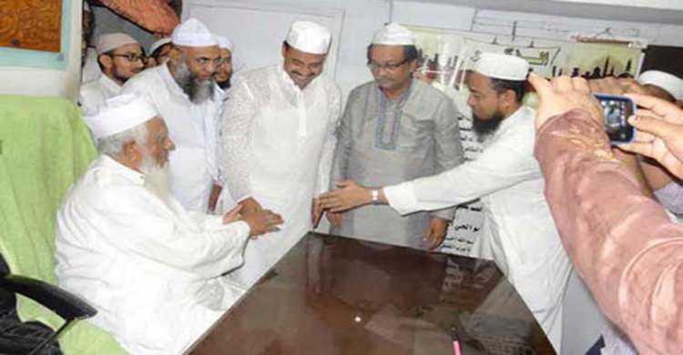আল্লামা শফীর দোয়া নিলেন চসিক মেয়র