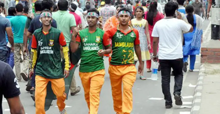 এখনো মাঠে প্রবেশ করছেন ক্রিকেটপ্রেমীরা