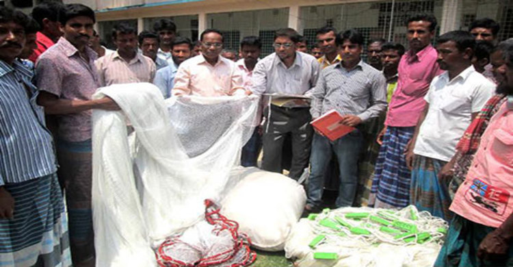 ঠাকুরগাঁওয়ে মৎস্য চাষিদের জাল বিতরণ