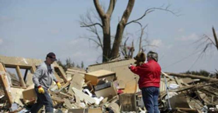 টর্নেডোর আঘাতে লণ্ডভণ্ড যুক্তরাষ্ট্রের মধ্যাঞ্চল