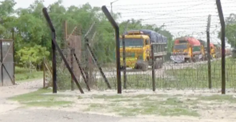 বিধ্বস্ত নেপালে চাল পাঠালো বাংলাদেশ