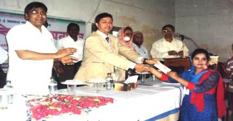 উপবৃত্তির অর্থ বিতরণকালে উৎকোচ গ্রহণের অভিযোগ