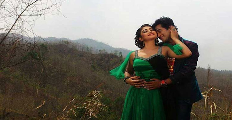 হৃদয় দোলানো প্রেম নিয়ে আচল (ভিডিও)