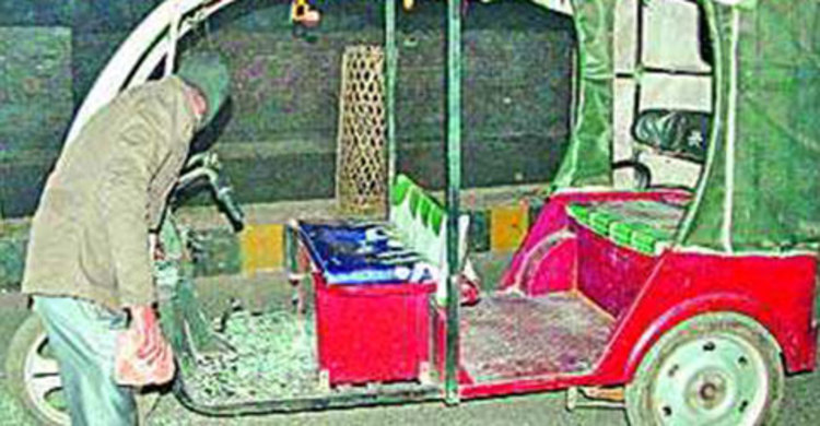 রগ কাটা অবস্থায় অটোরিকশা চালক উদ্ধার