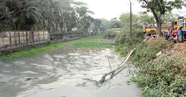 ব্রাহ্মণবাড়িয়ায় সওজ’র খাল ভরাট করে  ট্রাকস্ট্যান্ড! 