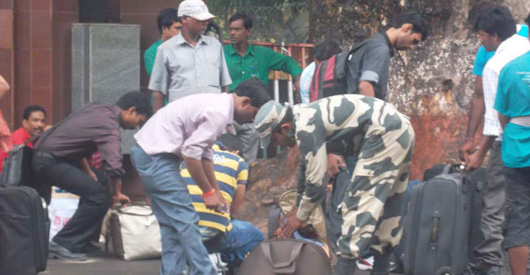 ‘মে আই হেল্প ইউ’ বলে হয়রানি করছে বিএসএফ