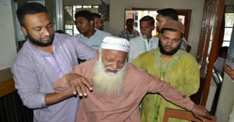 বরিশালে ব্যাংকের ভেতরে গ্রাহকের টাকা ছিনতাই