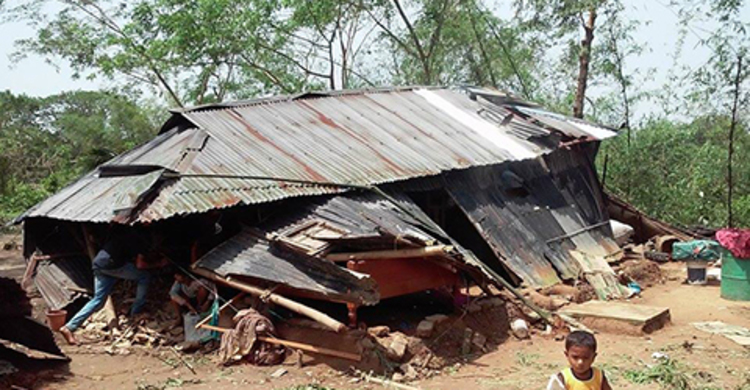 ১৫ মিনিটের ঝড়ে তিন শতাধিক ঘর-বাড়ি বিধ্বস্ত