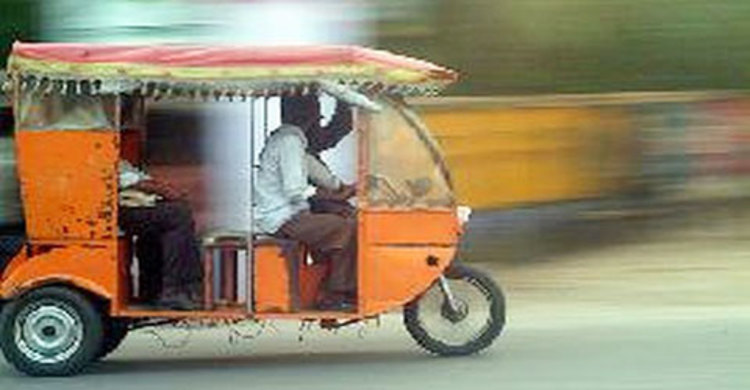 অটোরিকশায় ওড়না পেঁচিয়ে তরুণীর মৃত্যু