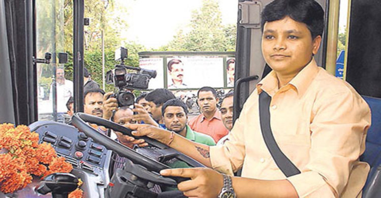 দিল্লির প্রথম মহিলা বাস চালক সারিথা