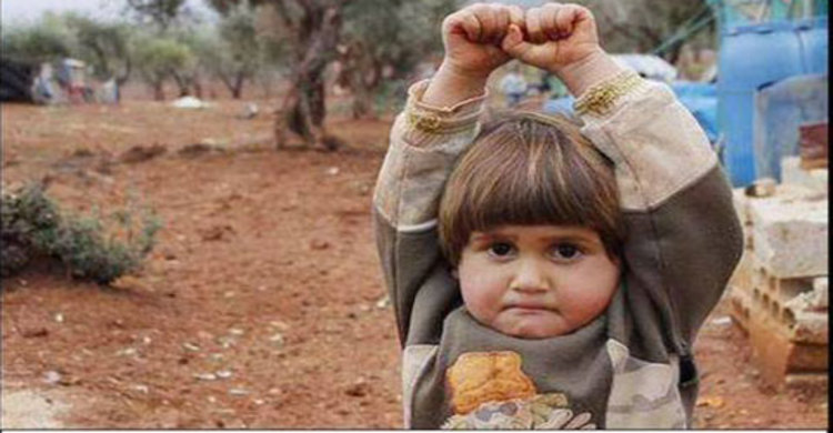 ক্যামেরাকে বন্দুক ভেবে আতঙ্কিত শিশু! 